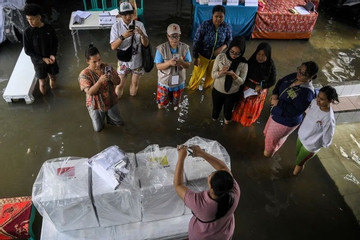 Người dân Indonesia lội nước đi bầu cử trong ngày Valentine