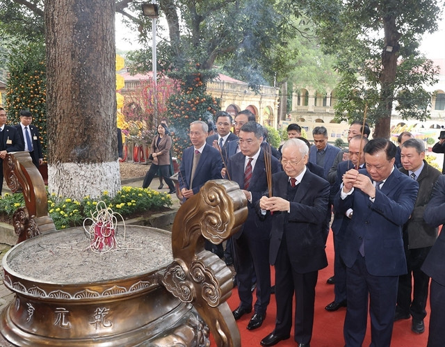 Party leader offers incense at Thăng Long Imperial Citadel