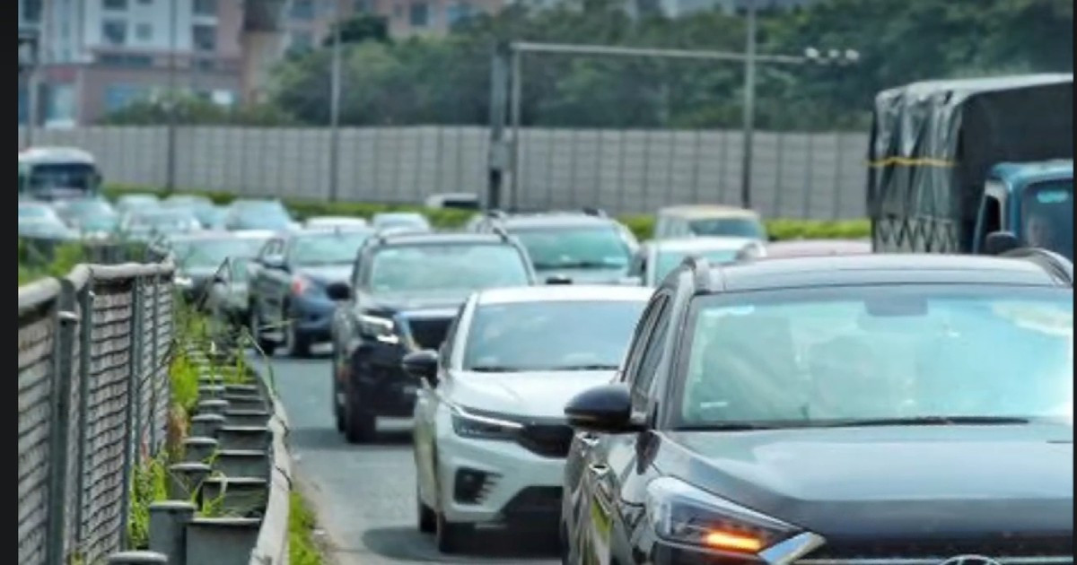 Streets, gateways heading to Hanoi, HCMC congested on fourth day of Tet