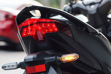 Thay đổi màu đèn xi nhan trên xe máy có bị phạt không?