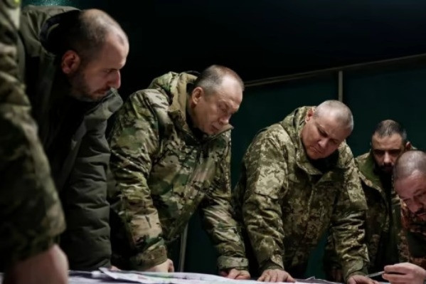 Tổng tư lệnh Ukraine thăm tiền tuyến, Nga nêu điều kiện đàm phán