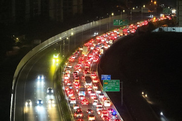 Lo tắc đường ngày cuối cùng nghỉ Tết, dòng xe ùn ùn đổ về Hà Nội lúc nửa đêm