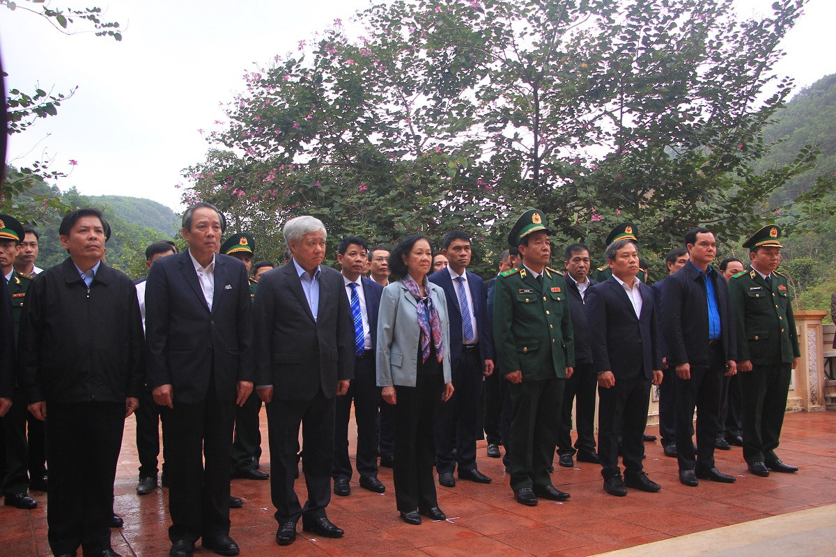 anh 1 dâng hương tại di tích Đồi Cha Quang.jpg