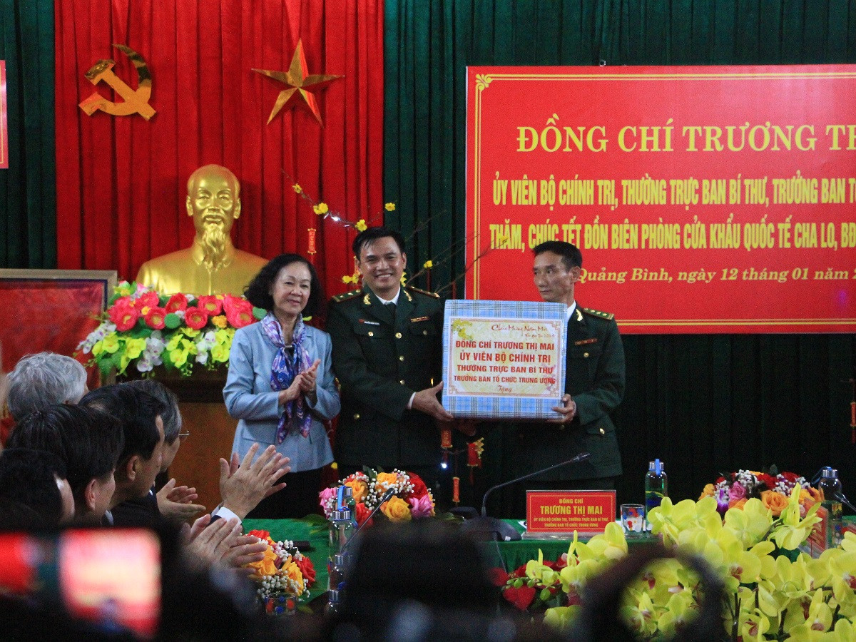anh 12 Bà Trương Thị Mai thăm và chúc Tết cán bộ, chiến sỹ .jpg