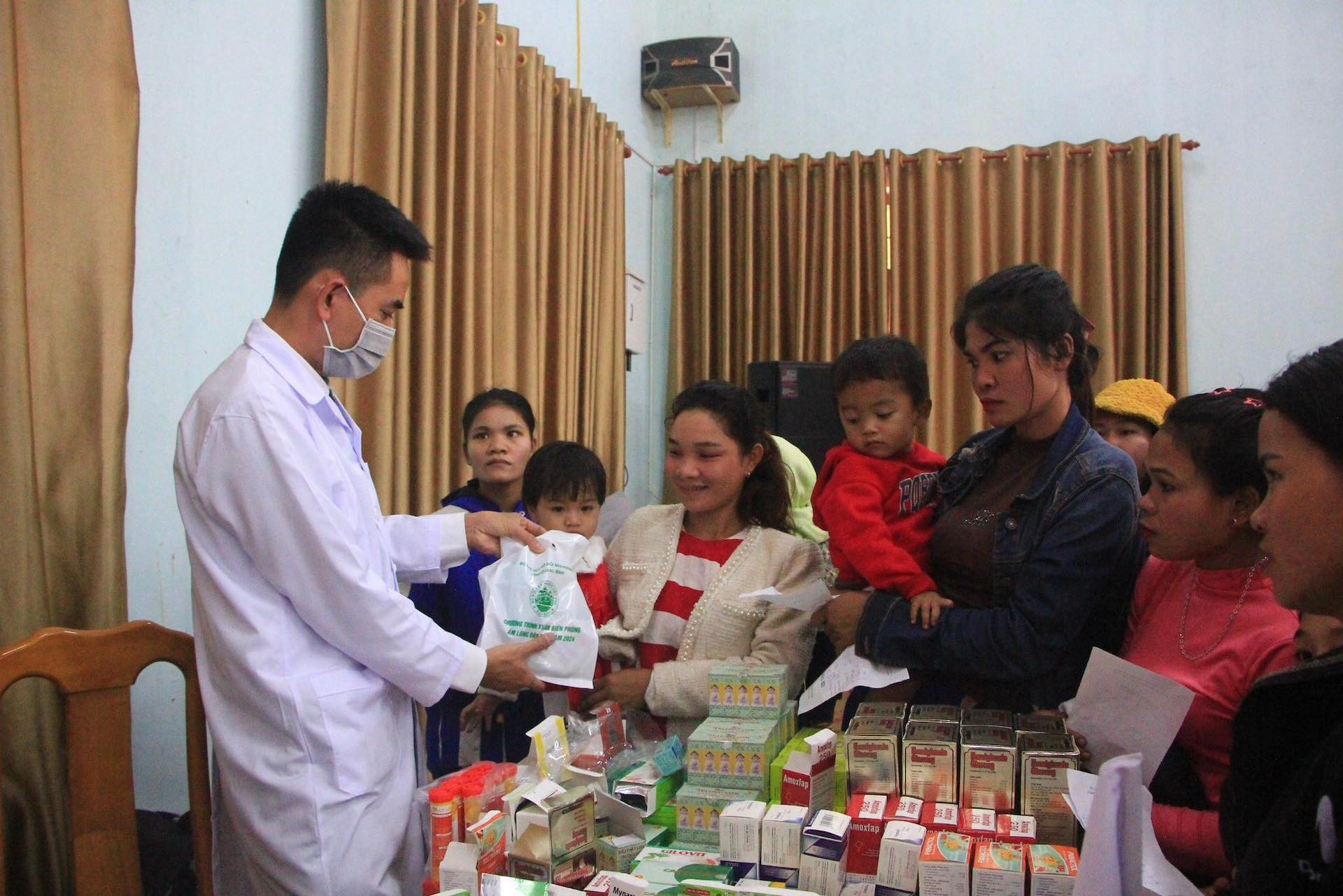 anh 2 Khám bệnh, cấp thuốc miễn phí cho nhân dân.jpg