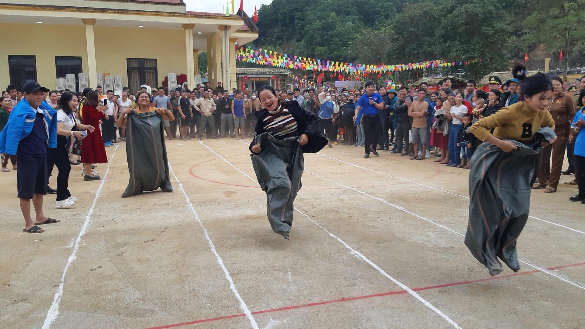 anh 5 Bà con hào hứng tham gia các trò chơi.jpg