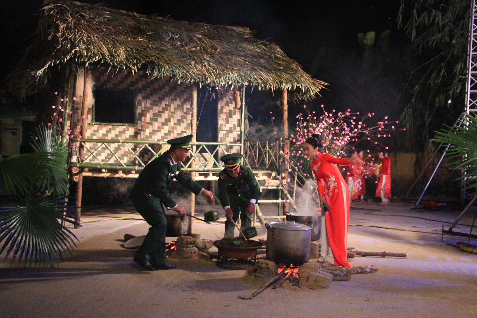 anh 8 Sau khi gói, bánh chưng sẽ được nấu và tặng cho bà con.jpg