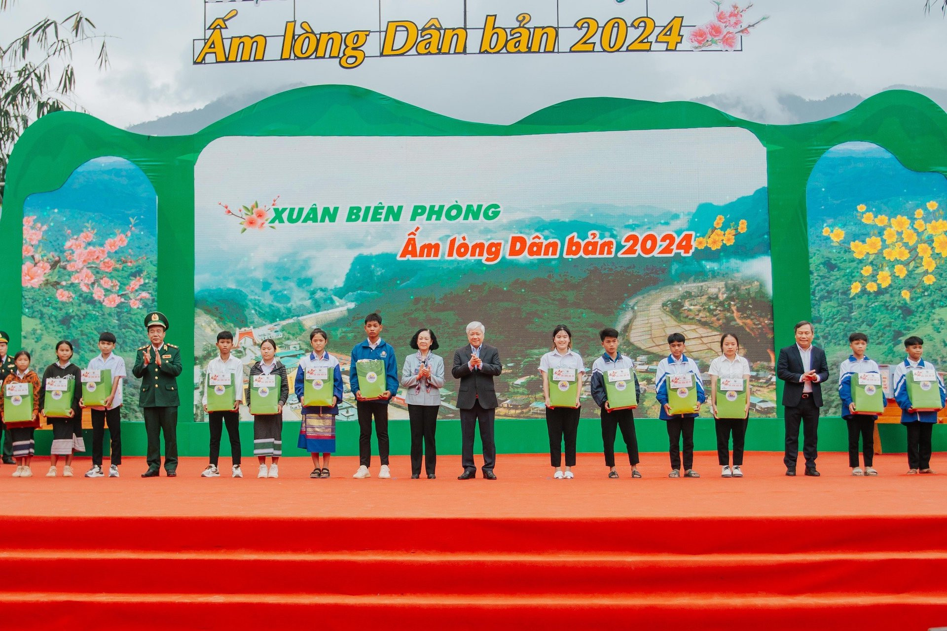 anh 9 Tặng quà cho các em học sinh.jpg