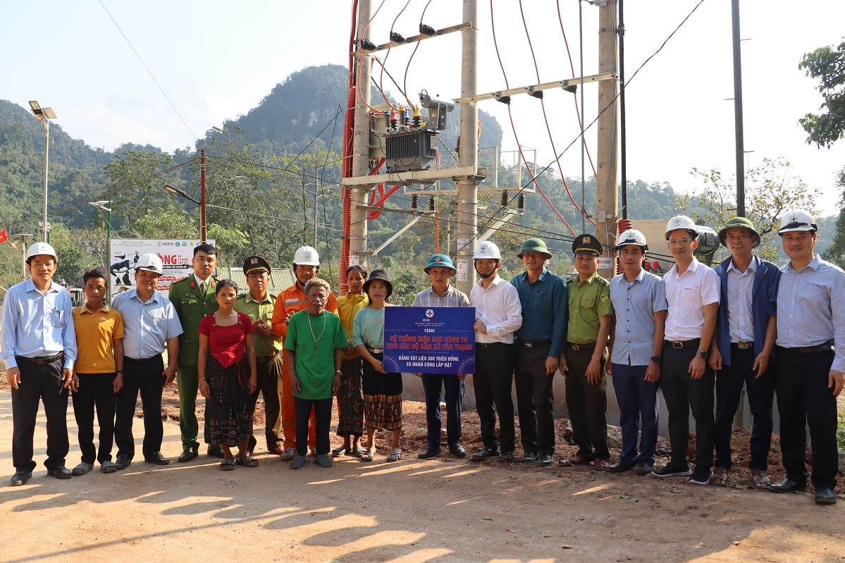 Bản làng người Ma Coong, A Rem sáng bừng điện lưới quốc gia