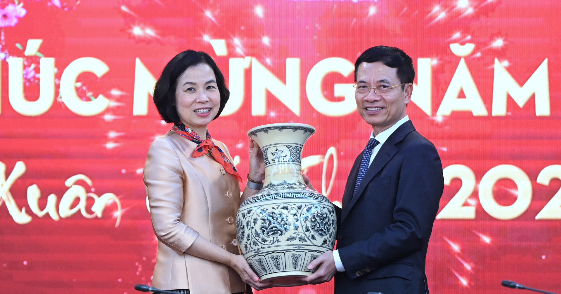 Bộ trưởng Bộ TT&TT Nguyễn Mạnh Hùng cùng đoàn công tác Bộ TT&TT và lãnh đạo TTXVN.