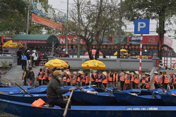 Chùa Hương ngày khai hội: Lái đò xếp hàng chờ khách