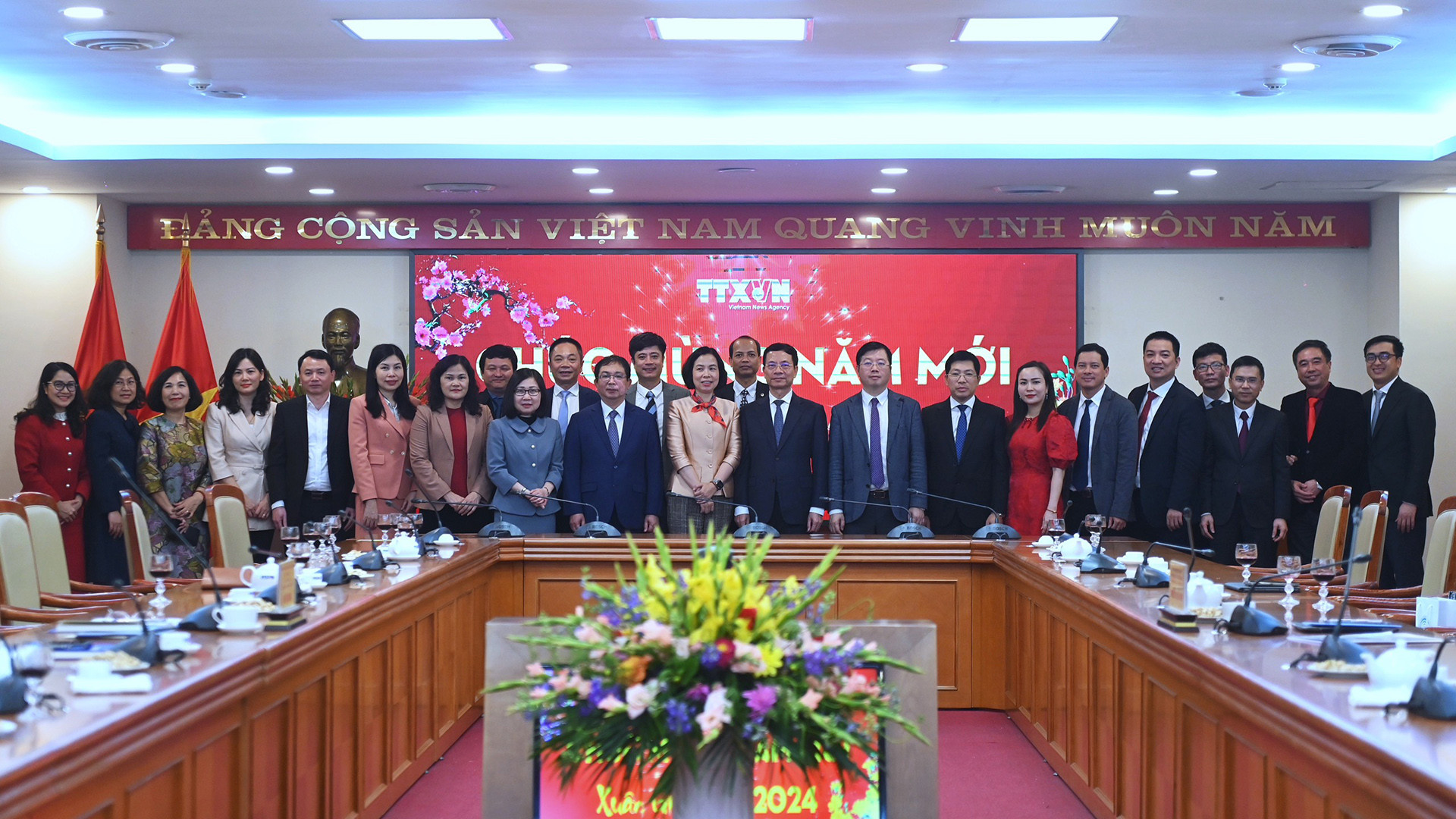 View - Bộ trưởng Bộ Thông tin và Truyền thông Nguyễn Mạnh Hùng chúc Tết tại TTXVN