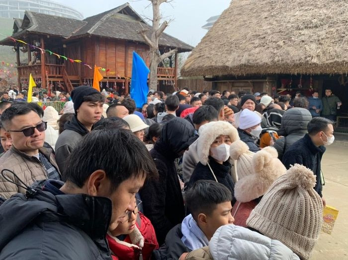 foreign tourists eager to discover folk games in sa pa picture 1