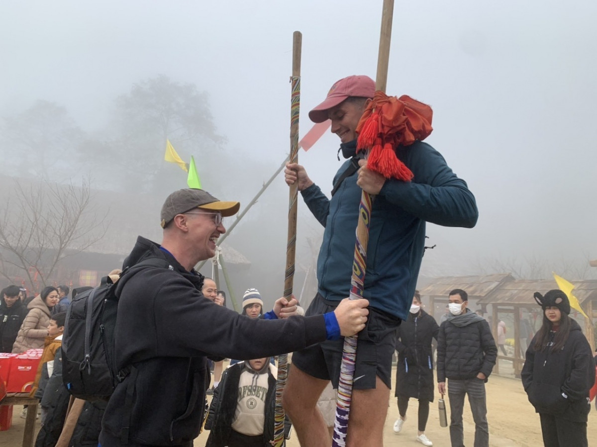 foreign tourists eager to discover folk games in sa pa picture 2