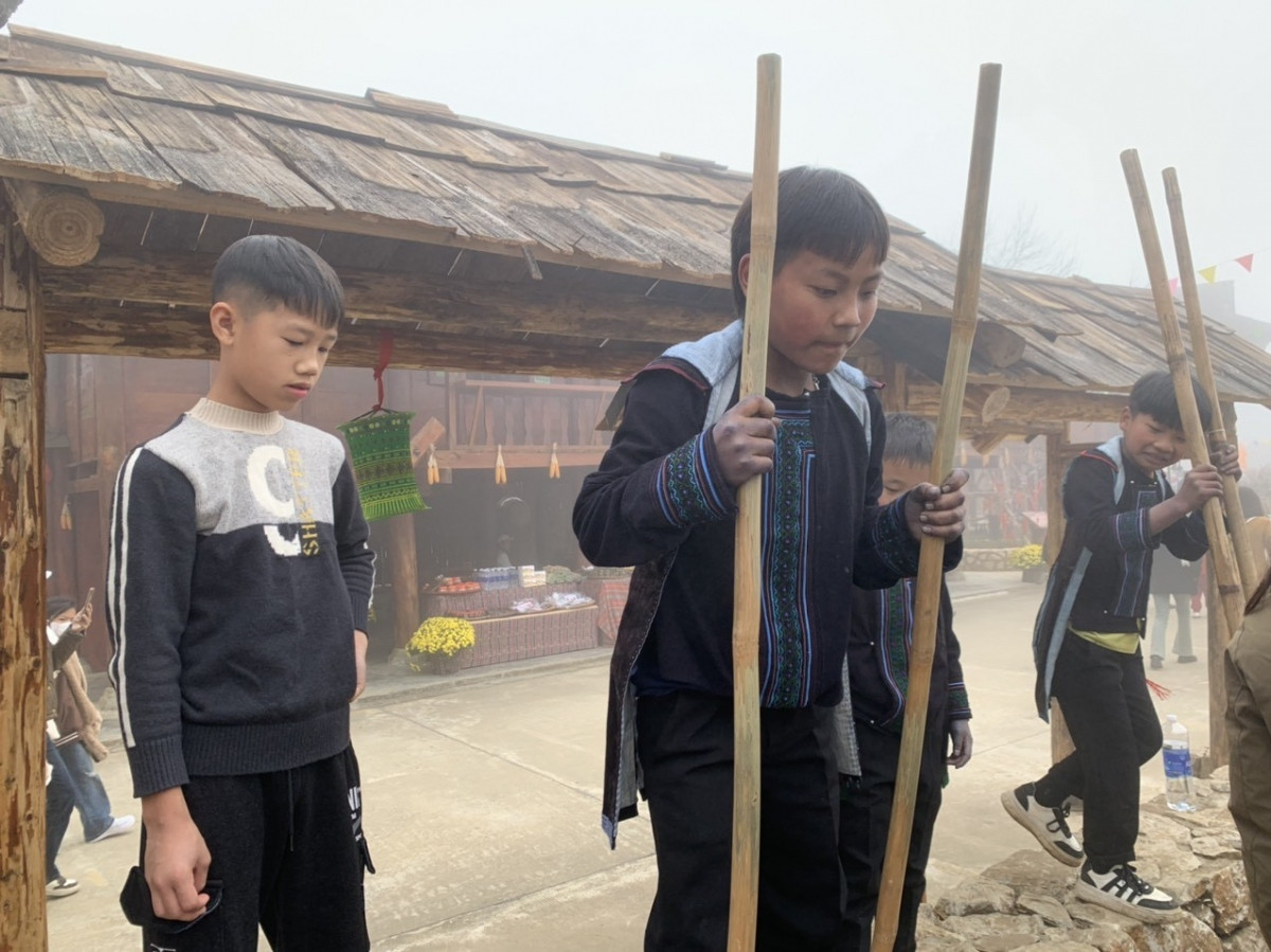 foreign tourists eager to discover folk games in sa pa picture 3