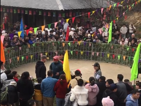 foreign tourists eager to discover folk games in sa pa picture 5