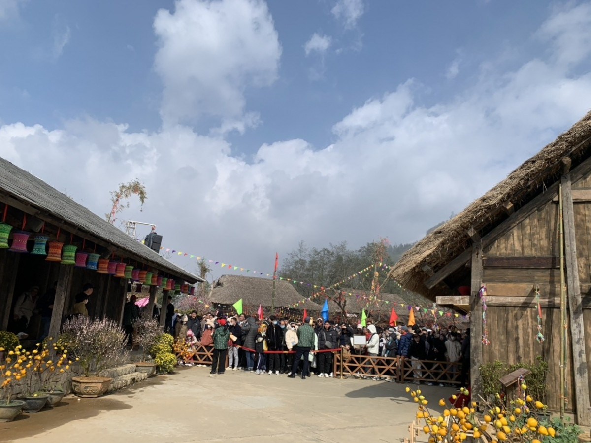 foreign tourists eager to discover folk games in sa pa picture 6