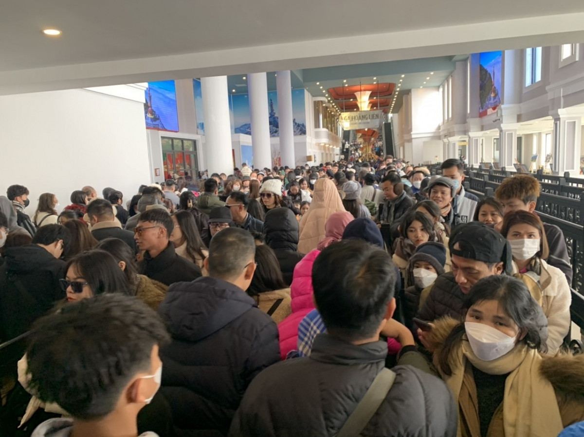 foreign tourists eager to discover folk games in sa pa picture 7