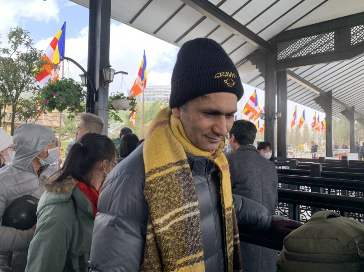 foreign tourists eager to discover folk games in sa pa picture 8