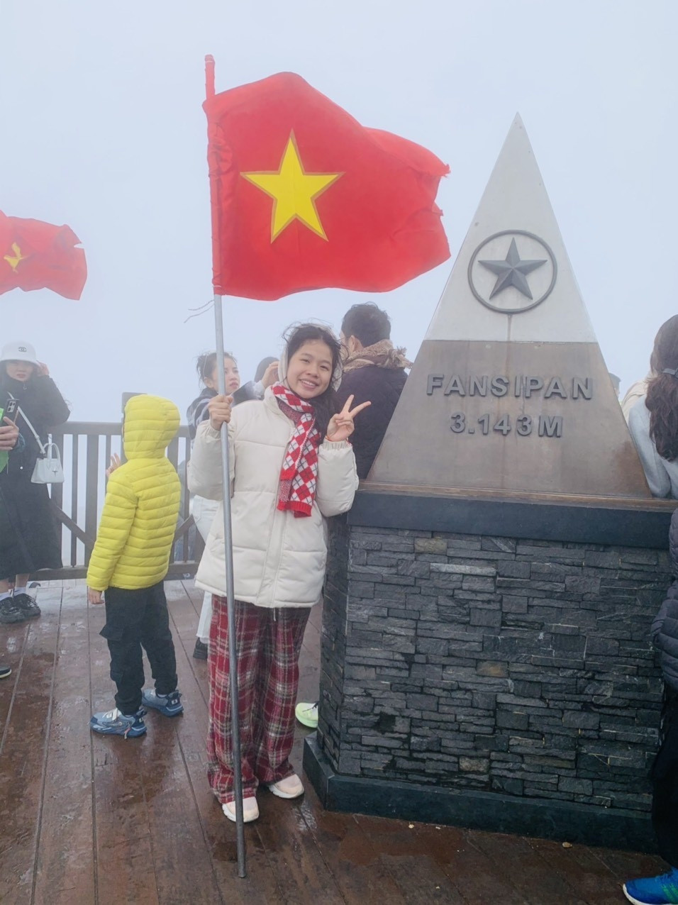 foreign tourists eager to discover folk games in sa pa picture 9