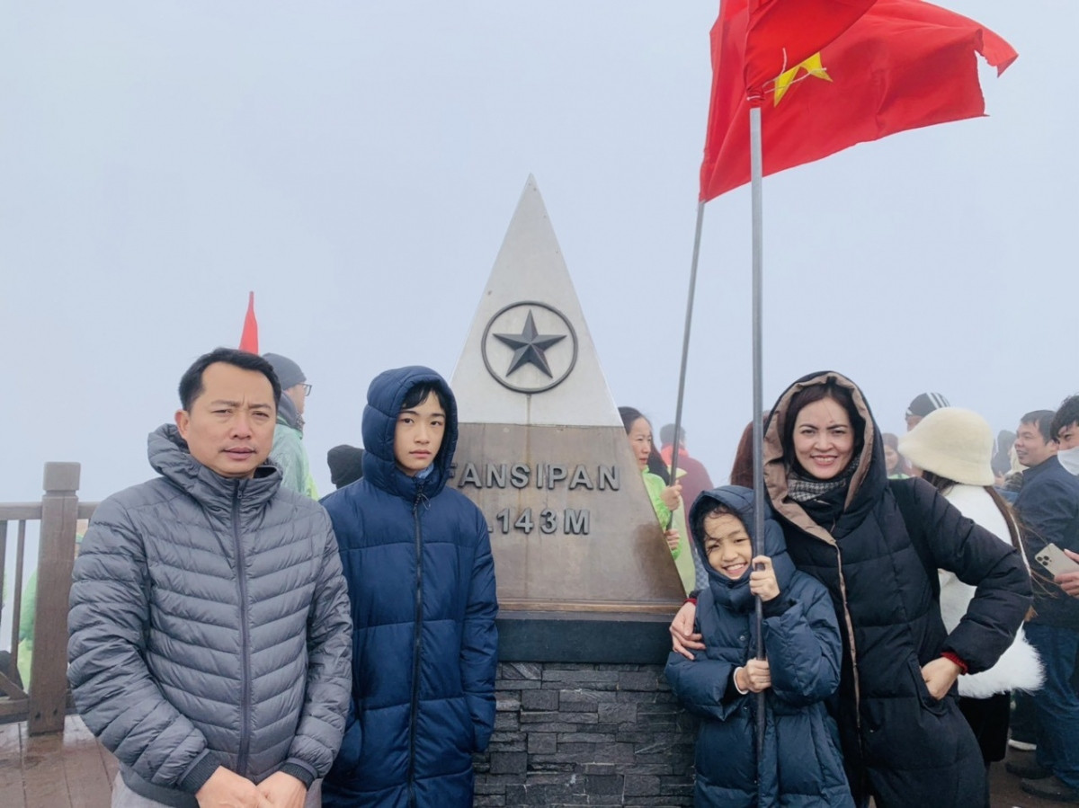 foreign tourists eager to discover folk games in sa pa picture 10