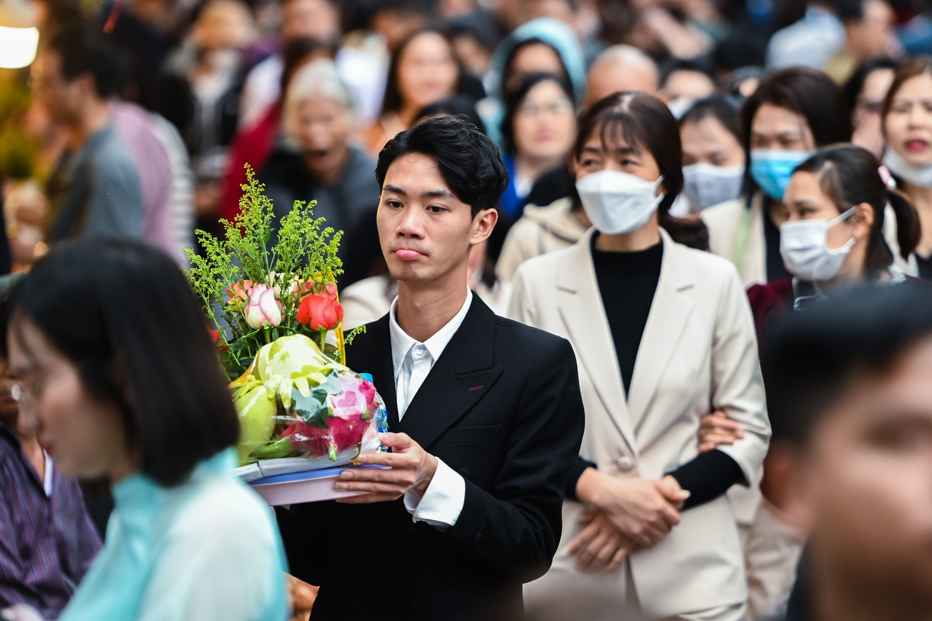 Ngày đầu đi làm, dân văn phòng tranh thủ đi lễ phủ Tây Hồ