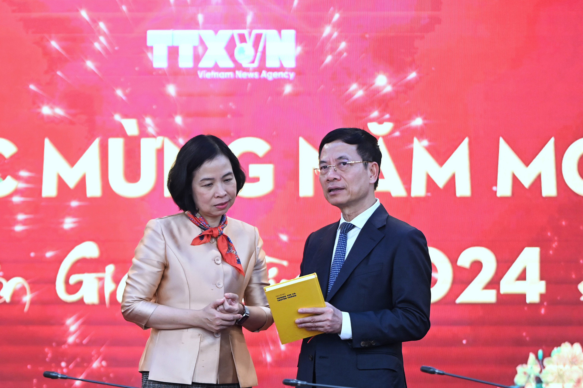 View - Bộ trưởng Bộ Thông tin và Truyền thông Nguyễn Mạnh Hùng chúc Tết tại TTXVN