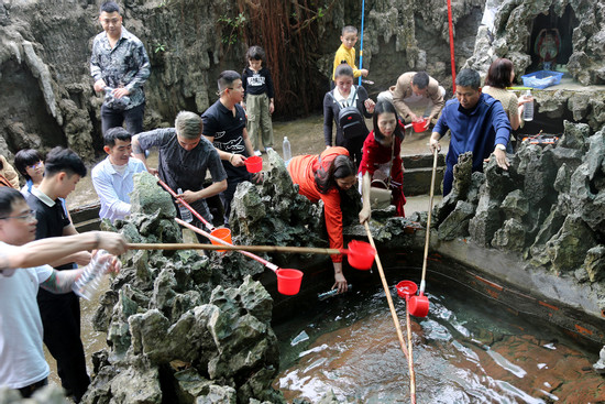 Thi nhau đến giếng Tiên ở Quảng Ninh lấy nước uống, rửa mặt cầu may