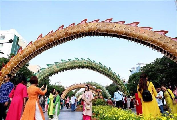 HCM City’s Nguyen Hue flower street attracts over 1.2 million visitors during Tet hinh anh 1