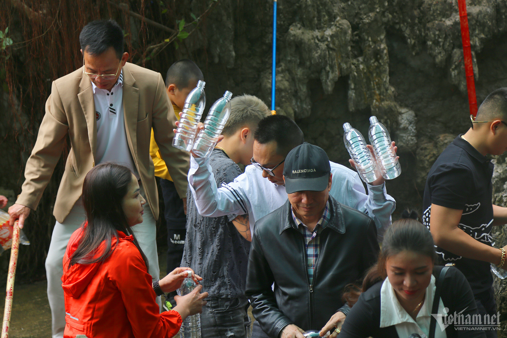 View - Thi nhau đến giếng Tiên ở Quảng Ninh lấy nước uống, rửa mặt cầu may 