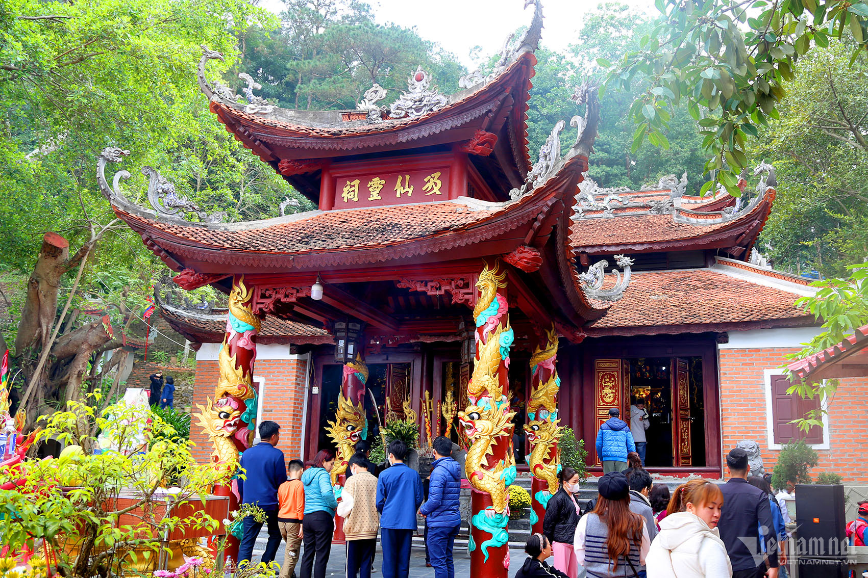 View - Thi nhau đến giếng Tiên ở Quảng Ninh lấy nước uống, rửa mặt cầu may 