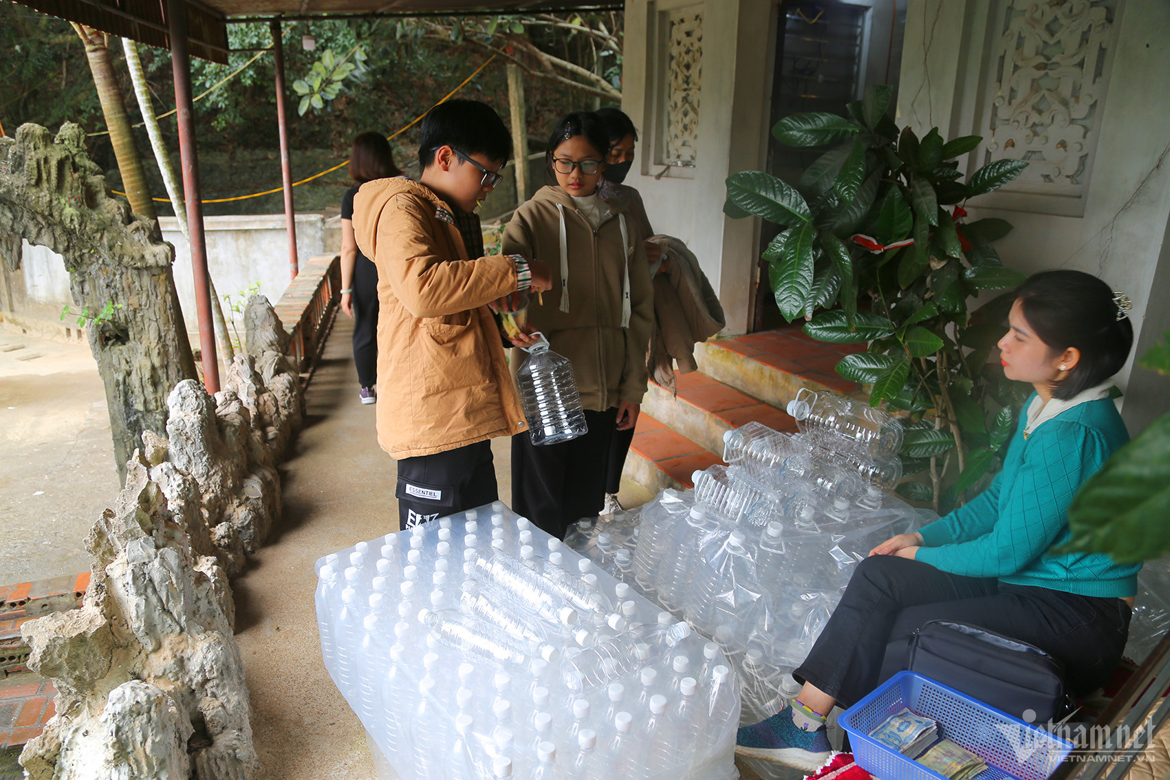 Dịch vụ bán chai nhựa và can để đựng nước rất đông khách, mỗi chai nhỏ có giá từ 10 nghìn đồng, chai 5 lít giá 15 nghìn đồng.
