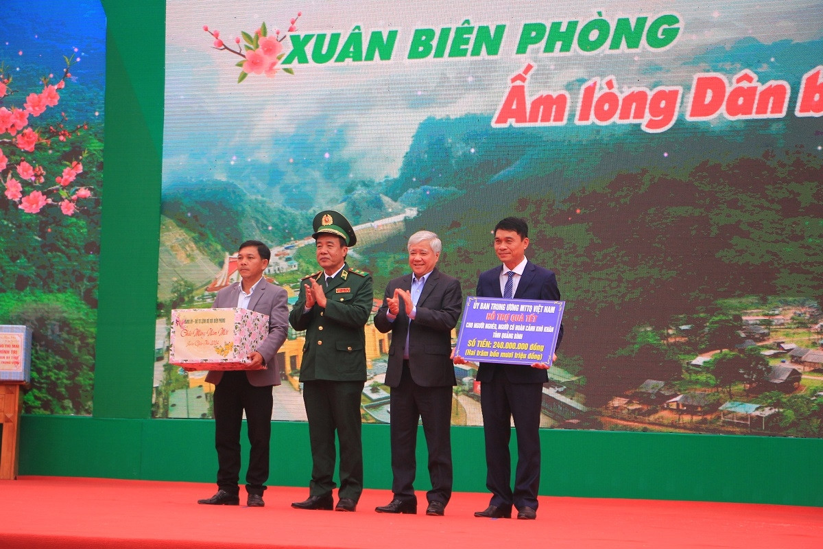 “Xuân Biên phòng - Ấm lòng dân bản”: Ngày hội lớn của đồng bào biên giới