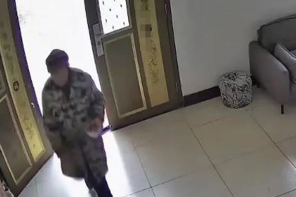 Bố mẹ qua đời, con gái về quê ăn Tết bật khóc vì hành động của hàng xóm