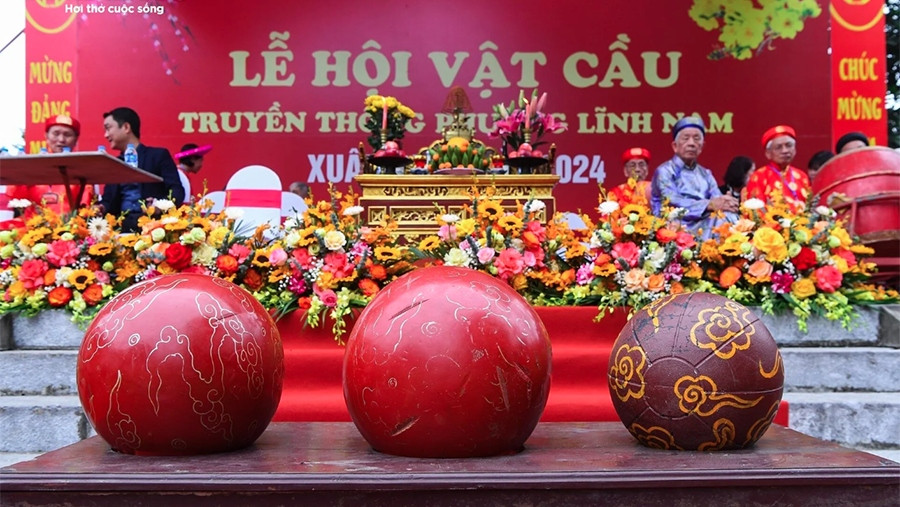 ball scrambling festival excites crowds in early spring picture 1