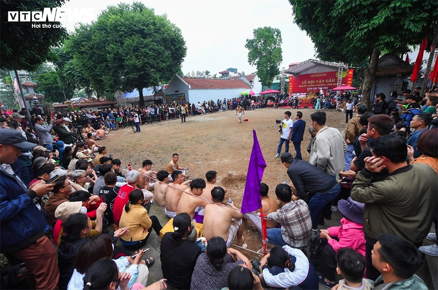 ball scrambling festival excites crowds in early spring picture 2