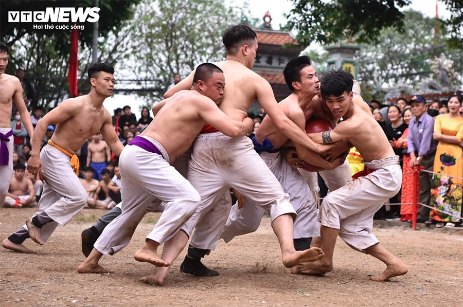 ball scrambling festival excites crowds in early spring picture 4