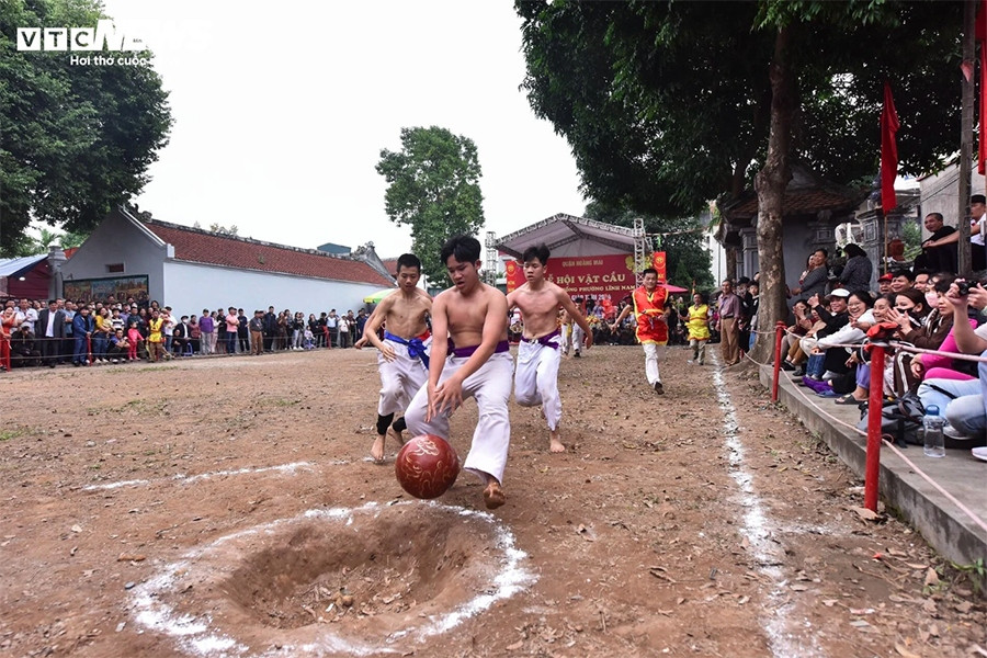 ball scrambling festival excites crowds in early spring picture 6