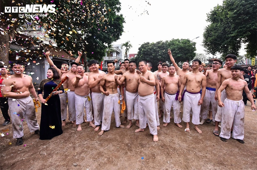 ball scrambling festival excites crowds in early spring picture 7