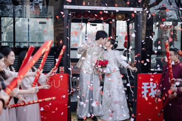 'Đám cưới xe buýt' trở thành trào lưu của người trẻ tại Trung Quốc