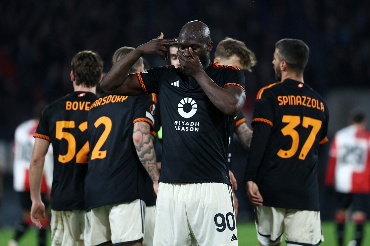 Lukaku giải cứu Roma trên đất Hà Lan