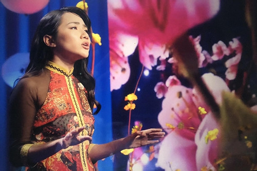 Nữ ca sĩ 26 tuổi nỗ lực gìn giữ văn hóa Việt ở xứ người