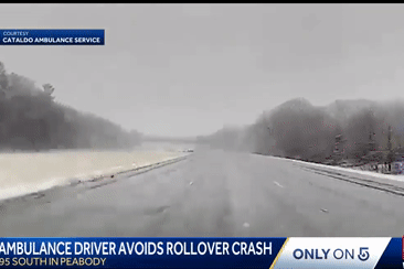 Siêu xe mất lái kinh hoàng trong mưa tuyết, suýt gây hoạ cho xe cứu thương