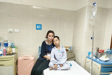 Trao hơn 38 triệu đồng đến em Nguyễn Minh Quân bị tan máu bẩm sinh