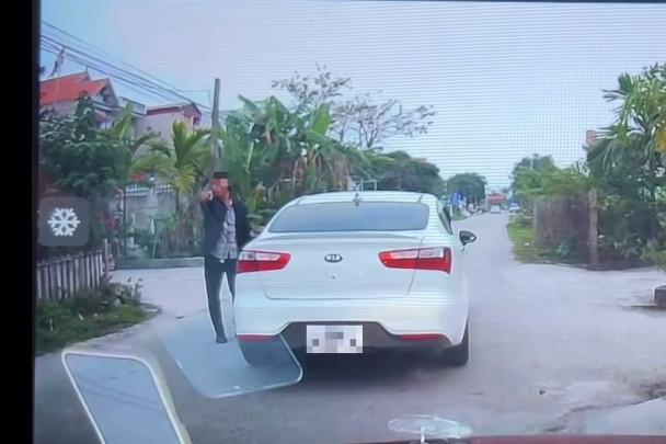 Vượt ẩu gây va chạm, tài xế còn tỏ thái độ hung hăng