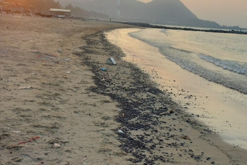 Dầu hắc vón cục trôi dạt vào bờ biển Hà Tĩnh