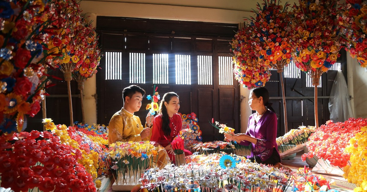 Hue’s hundred-year-old traditional craft village attracts young people