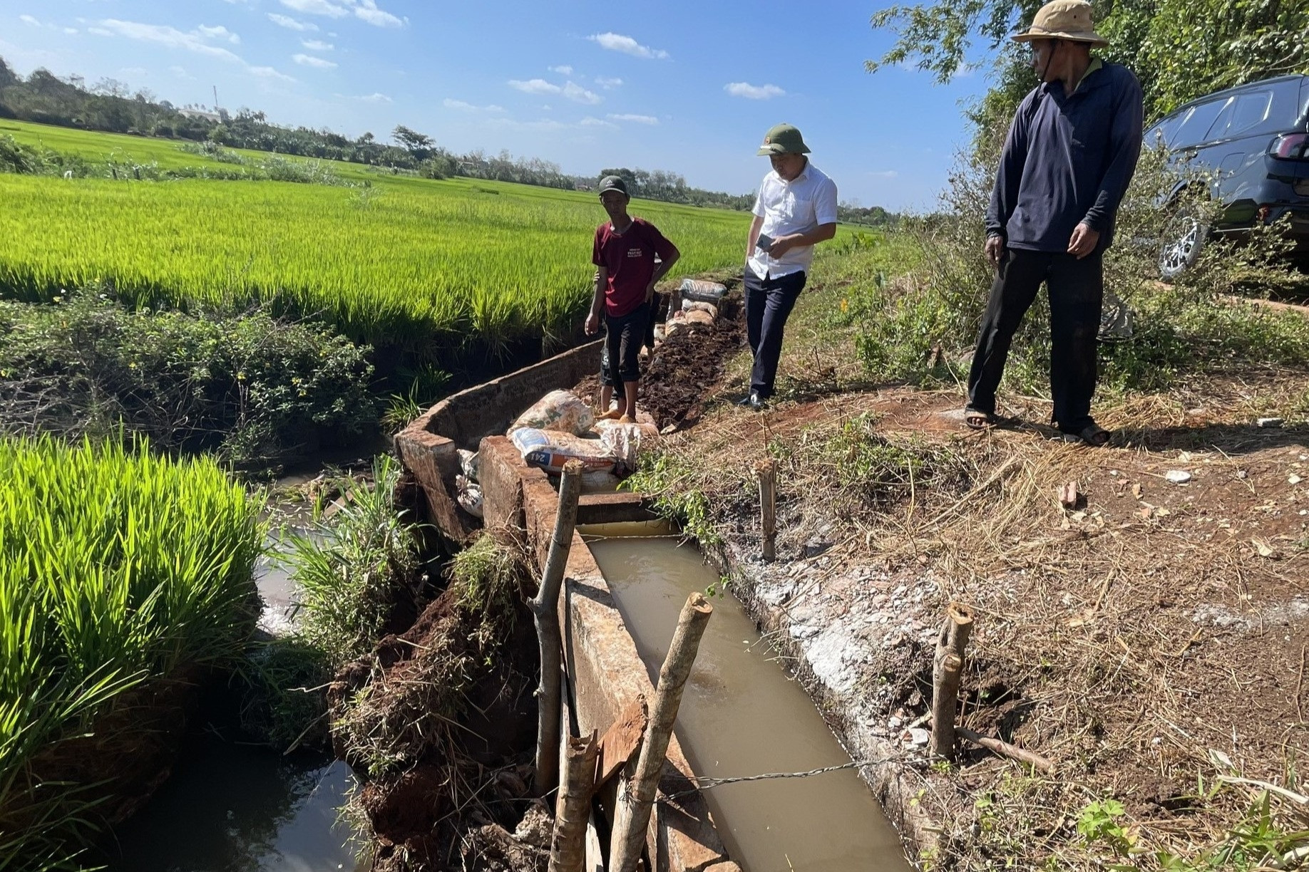 Kênh thủy lợi vỡ, người dân tự bỏ tiền túi khắc phục