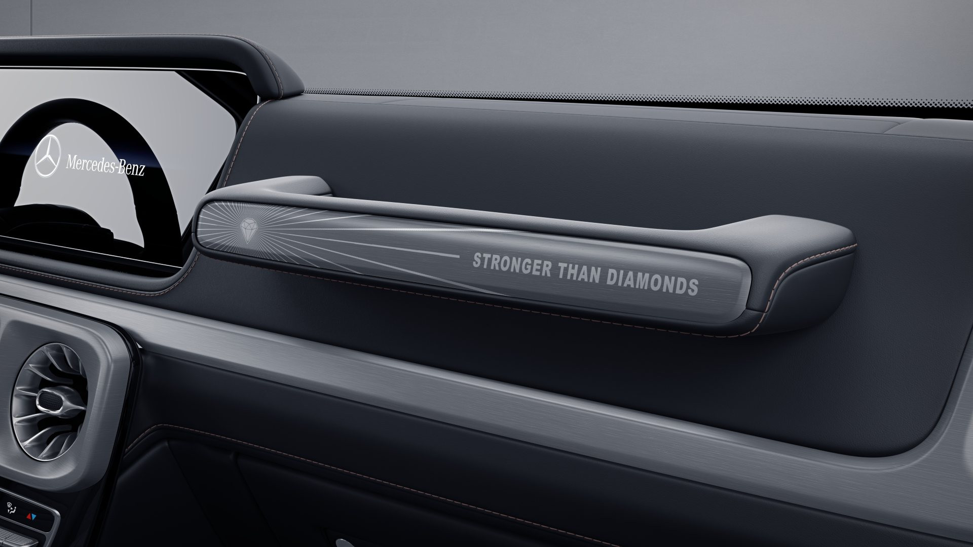View - Mercedes-Benz ra mắt mẫu SUV G-500 đính 4 viên kim cương