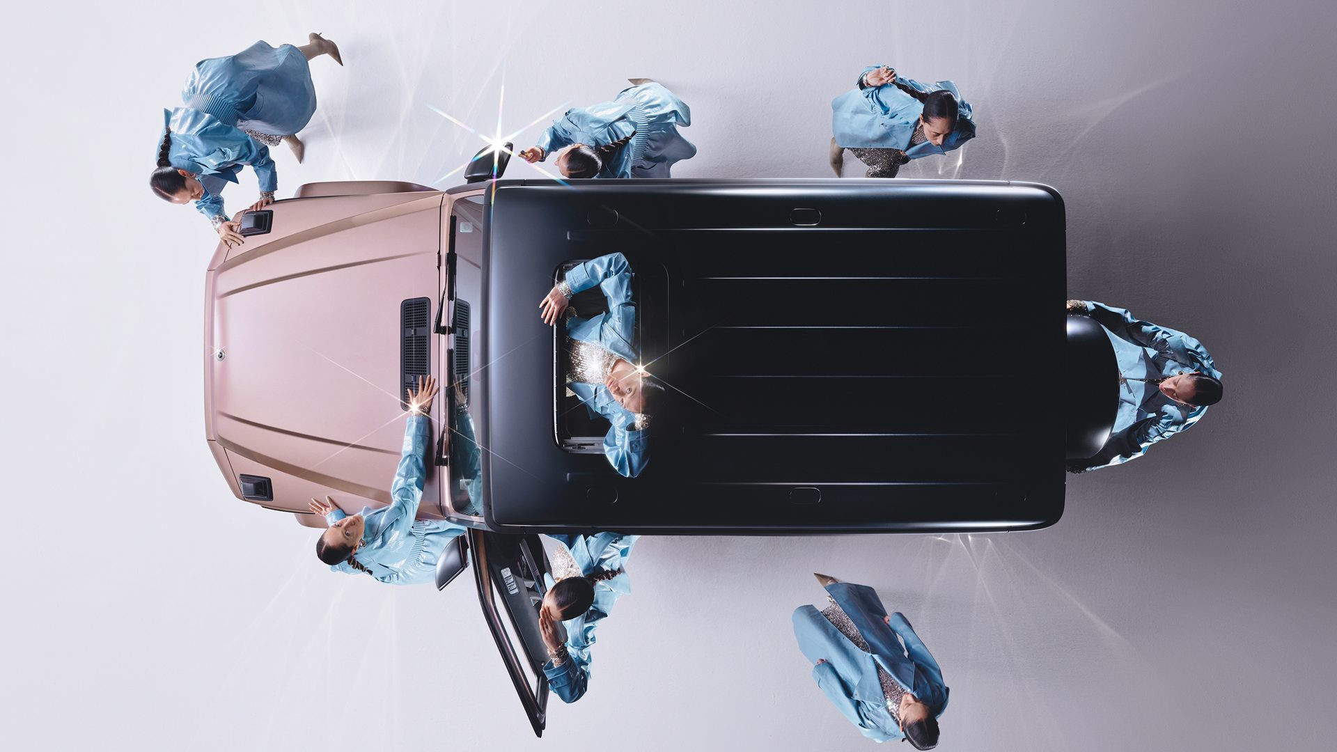 View - Mercedes-Benz ra mắt mẫu SUV G-500 đính 4 viên kim cương